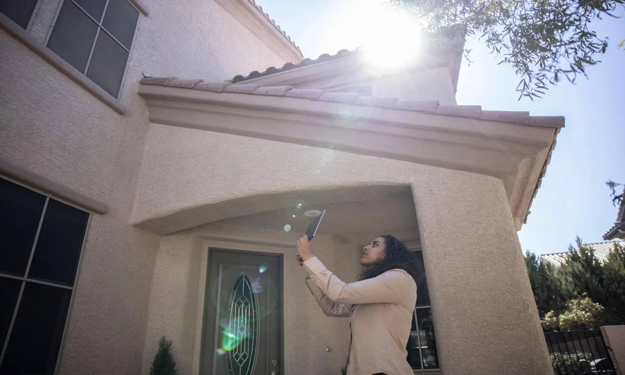 Professional sell house for cash process showing homeowners receiving a fair cash offer with fast closing, transparent pricing, verified buyers, and secure property transfer.