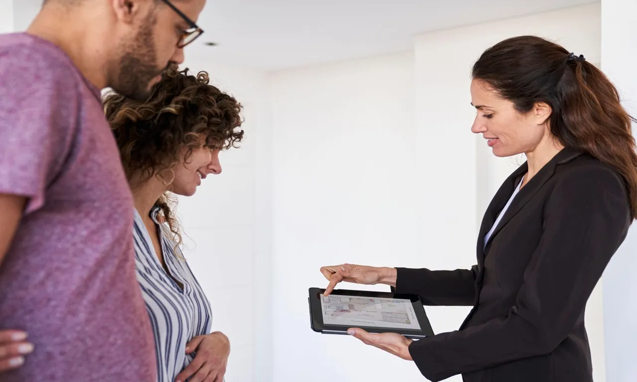 Real estate agent quote online helping homeowners compare commissions and property value estimates.