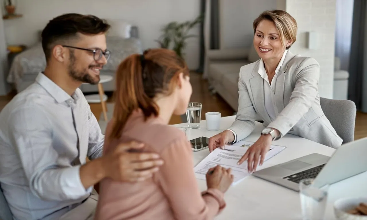 Professional home buying agent consultation helping buyers compare properties, understand financing options, negotiate offers, and confidently purchase their ideal home.