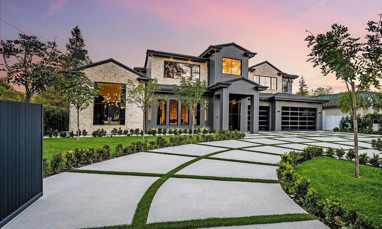Best realtor near me helping buyers and sellers find homes, negotiate better prices, compare neighborhoods, and complete successful real estate transactions.